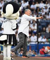 　ファーストピッチで投球する川淵三郎氏（撮影・佐藤厚）