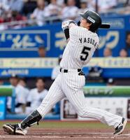 　１回、二塁、安田が中前に先制打を放つ