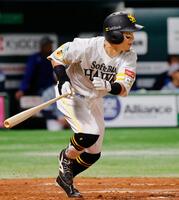 　５回ソフトバンク１死二塁、牧原大が左中間に適時二塁打を放つ