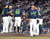 　６回、降板する奥川（撮影・佐藤厚）