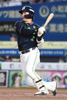 　４回、山田は左線に適時二塁打を放つ（撮影・佐藤厚）