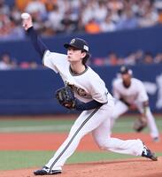 　巨人打線を相手に力投する寺西（撮影・立川洋一郎）