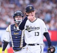 　１回に先制され汗をぬぐってベンチへ下引き揚げる寺西（撮影・立川洋一郎）