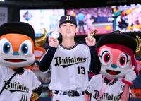 　プロ初勝利を挙げ笑顔を見せる寺西（撮影・立川洋一郎）