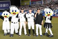 　勝利の立役者となった（左から）藤原、寺地、鈴木（撮影・佐藤厚）