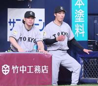 　試合終了を見届ける赤星（右）と甲斐（撮影・立川洋一郎）