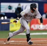 　６回、中山が右前に適時打を放つ