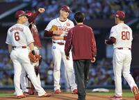 　３回、打者・佐藤輝の時、ボークを取られたハワード（中央）＝撮影・西岡正