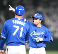 　１０回、勝ち越し適時打を放ちベンチに向かって指さす岡林（撮影・園田高夫）