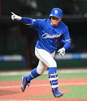 　１０回、勝ち越しの適時打を放ちベンチに向かって指さす岡林（撮影・園田高夫）