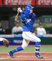 　１０回、勝ち越し適時打を放った岡林（撮影・園田高夫）