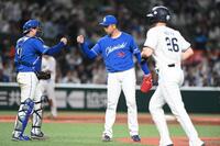 　最後を締め石伊（左）とグータッチする松山（撮影・園田高夫）