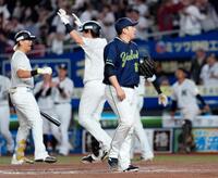 　９回、暴投でサヨナラ負けを喫した大西