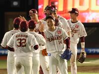 　笑顔でナインとタッチする則本（撮影・金田祐二）