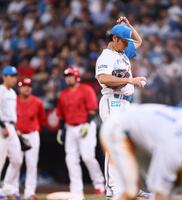 　４回、２死から先制を許し、肩を落とす伊藤（撮影・中島達哉）