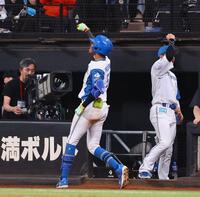 　６回、ソロを放ち、ポーズを決める水谷（撮影・中島達哉）