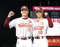 　ヒーローインタビューの後、ポーズを決めるハワード（左）と武藤（撮影・西岡正）