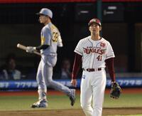 　８回、小幡を空振り三振にしとめた加治屋（撮影・金田祐二）