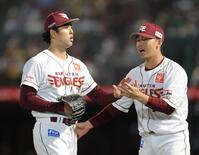 　８回を無失点に抑え、ナインに祝福される加治屋（左）＝撮影・西岡正