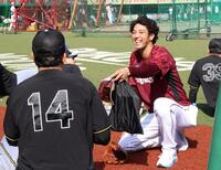 　岩貞（手前）らと談笑する加治屋（撮影・田中太一）