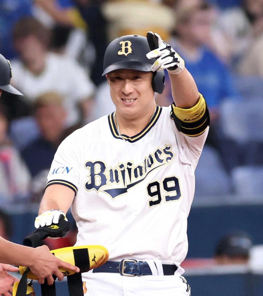 　１回、先制の適時三塁打を放ちポーズを決める杉本（撮影・立川洋一郎）