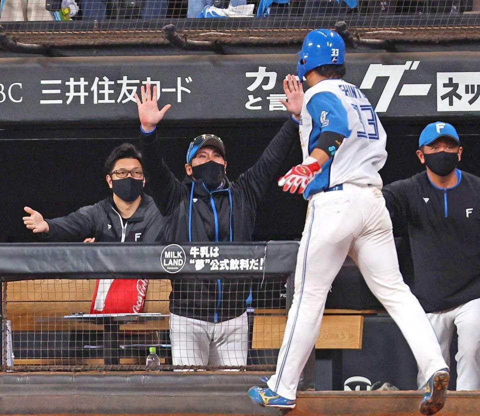 　７回、進藤（右から２人目）を迎える新庄監督（中央）＝撮影・中島達哉