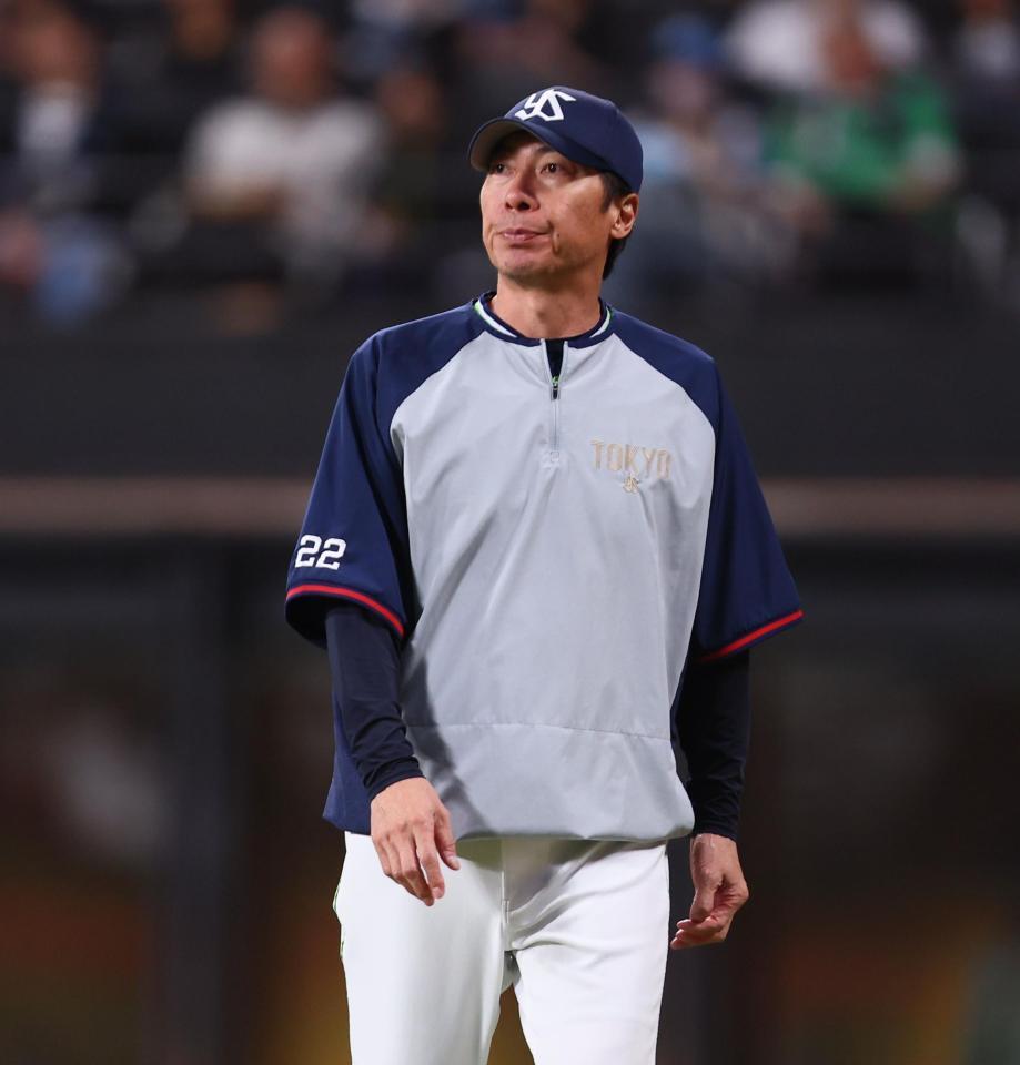 　７回、アビラの交代を告げる高津監督（撮影・中島達哉）