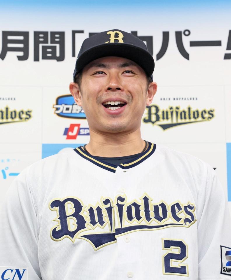 　スカパー！月間サヨナラ賞を受賞し笑顔を見せる若月（撮影・立川洋一郎）