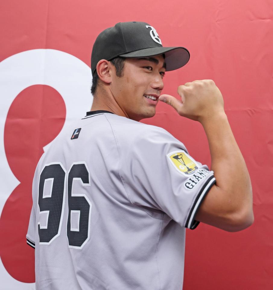 　支配下登録され背番号９６を披露する三塚（撮影・立川洋一郎）