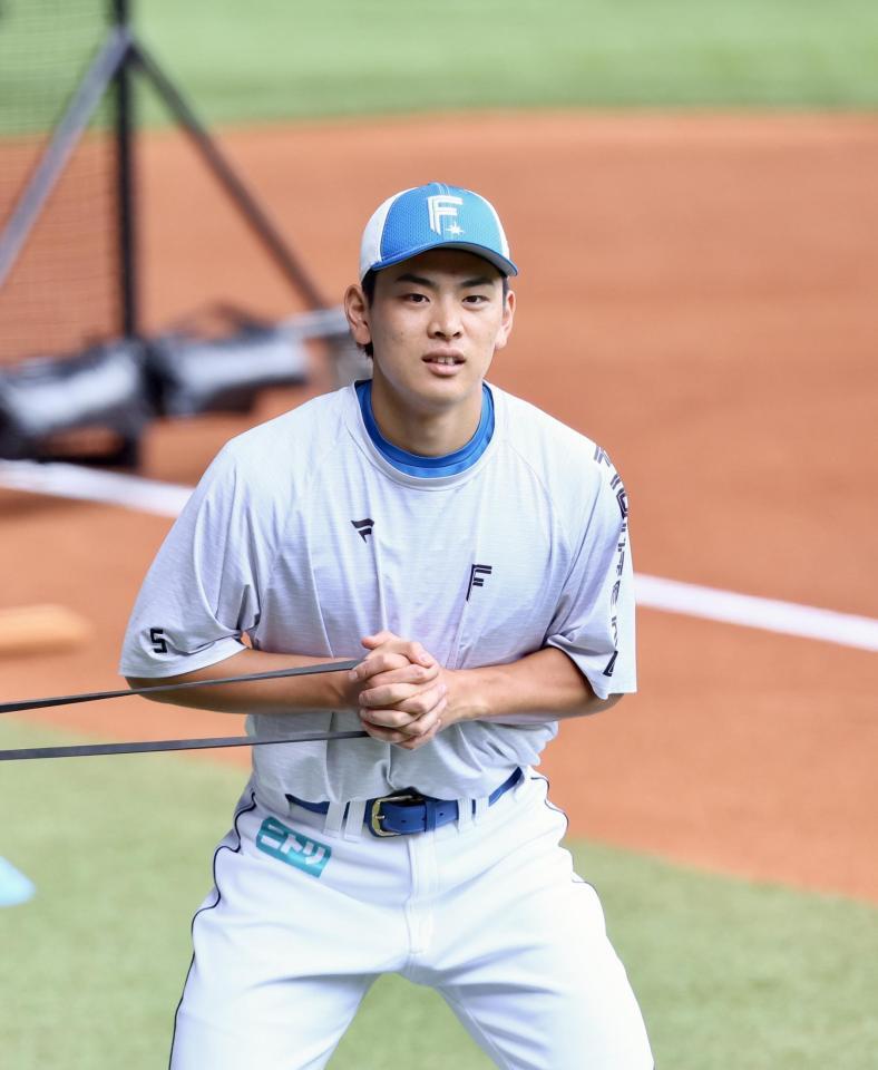 　一軍に合流し、アップする野村（撮影・中島達哉）