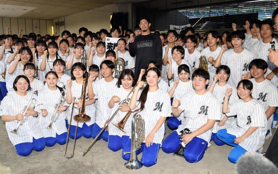 　母校・習志野高校の吹奏楽部部員と記念撮影する池田（中央）＝撮影・佐藤厚