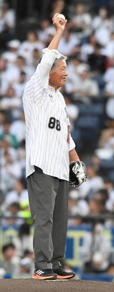 　ファーストピッチで投球する川淵三郎氏（撮影・佐藤厚）