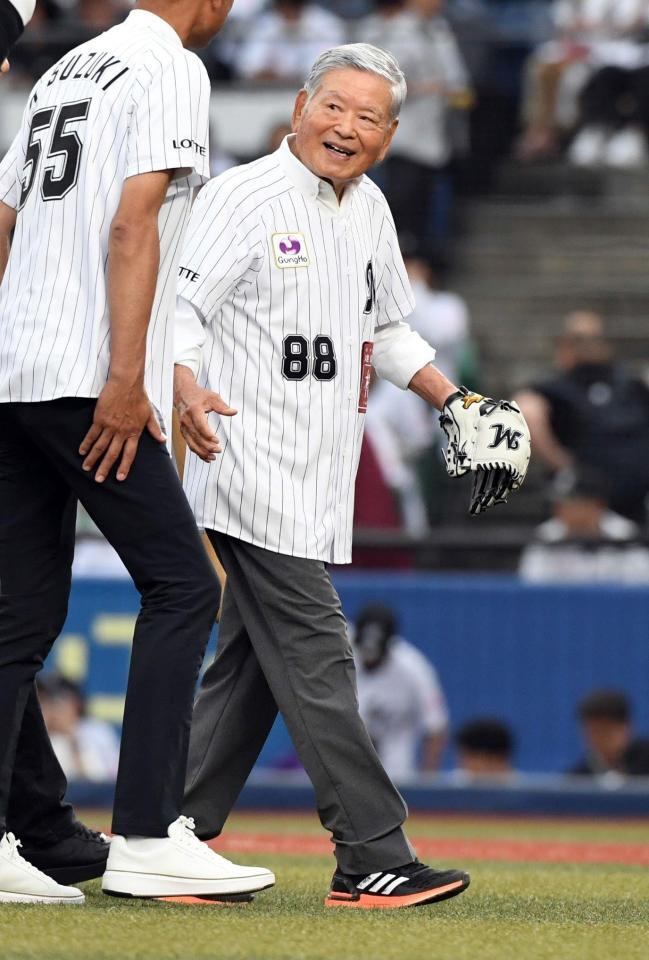 　ファーストピッチでマウンドに上がった川淵三郎氏（撮影・佐藤厚）