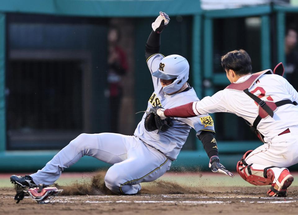 　２回、豊田の安打で本塁を狙うも、アウトとなる大山（撮影・田中太一）