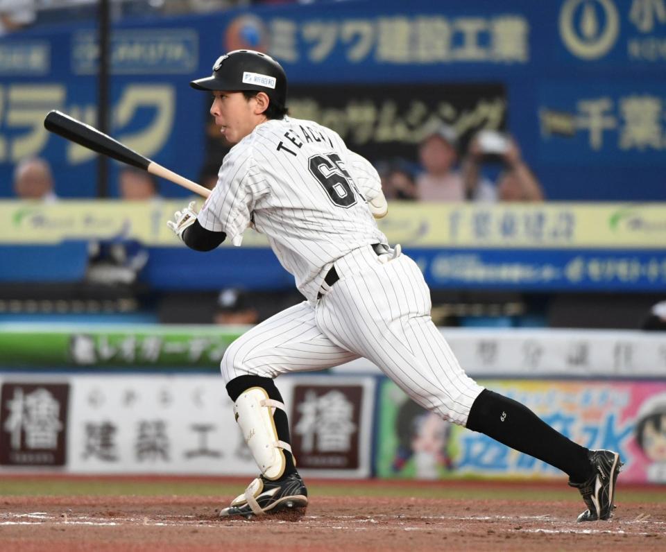 　２回、寺地は中前に勝ち越しの２点適時打を放つ（撮影・佐藤厚）