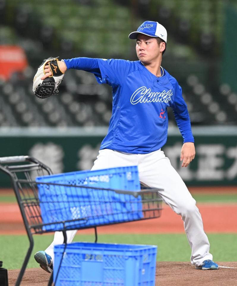 　マウンドの感触を確かめる金丸（撮影・園田高夫）