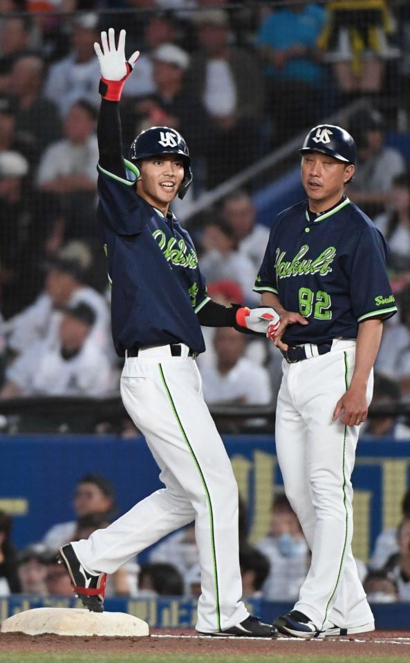 　４回、伊藤は中前に逆転の２点時打を放つ（撮影・佐藤厚）