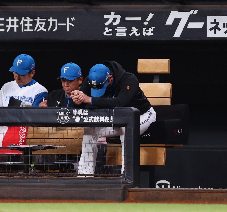 　４回、伊藤が先制を許し、がっくりする新庄監督（右）＝撮影・中島達哉