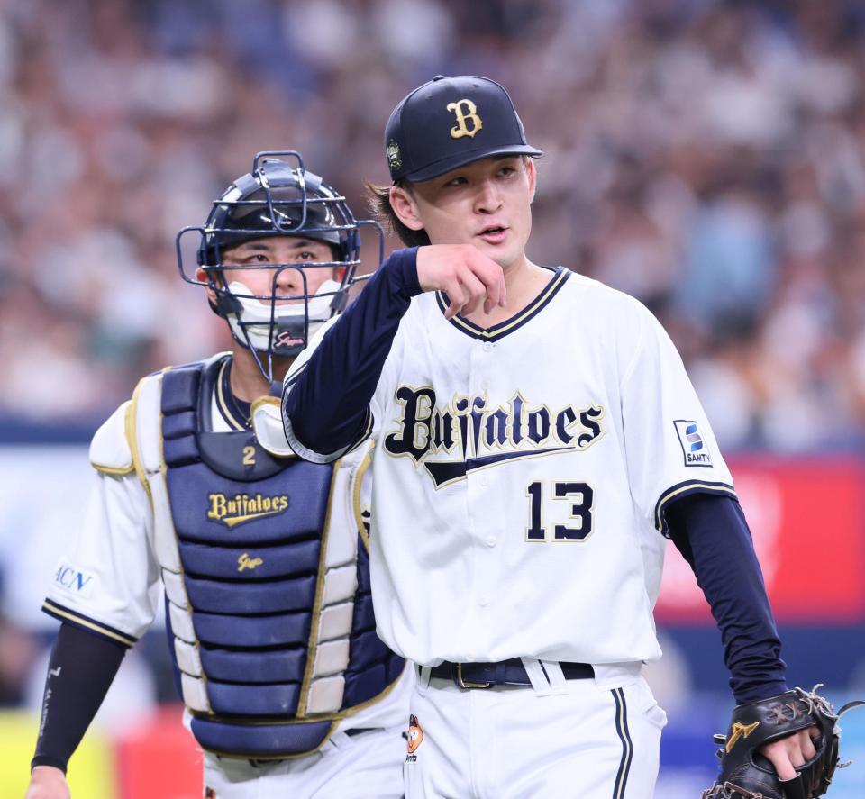 　１回に先制され汗をぬぐってベンチへ下引き揚げる寺西（撮影・立川洋一郎）