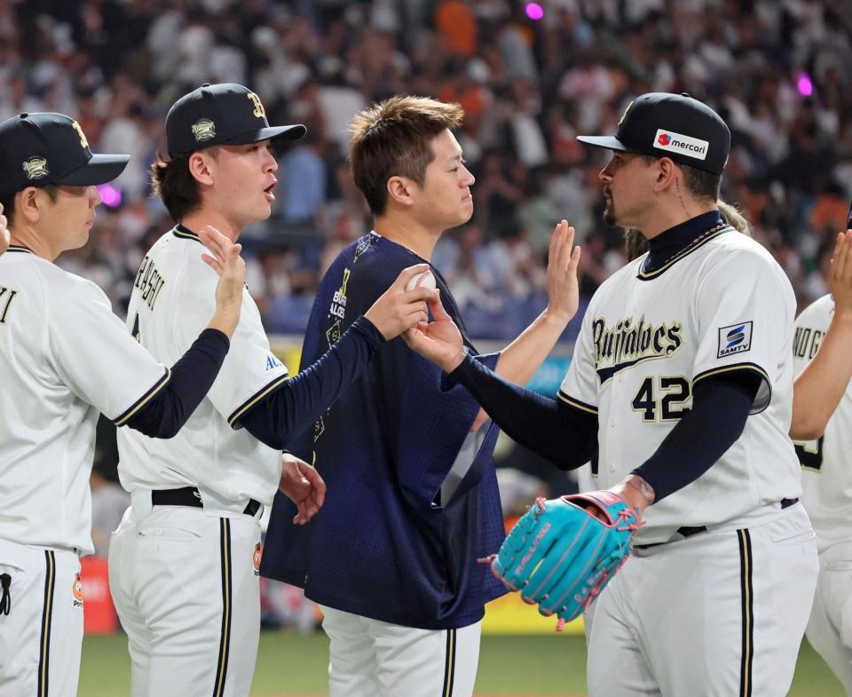 　マチャド（右）からウイニングボールを受け取る寺西（撮影・立川洋一郎）