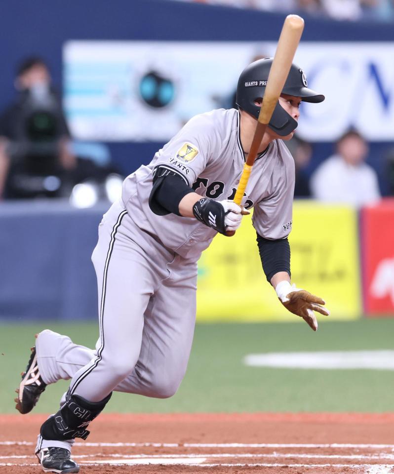 　６回、右前へ適時打を放つ中山（撮影・立川洋一郎）