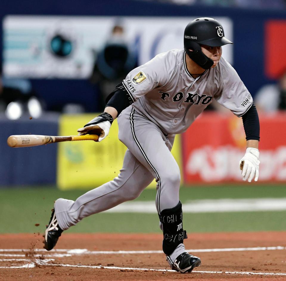 　６回、中山が右前に適時打を放つ