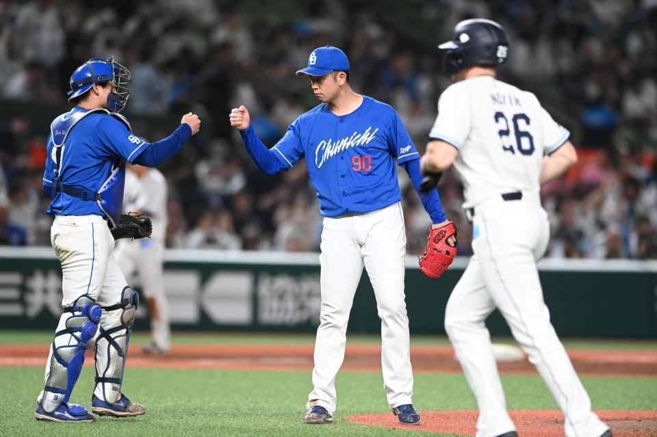 　最後を締め石伊（左）とグータッチする松山（撮影・園田高夫）