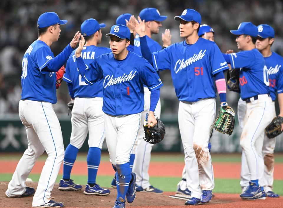 　延長戦を制した岡林（左から２人目）ら中日ナイン（撮影・園田高夫）