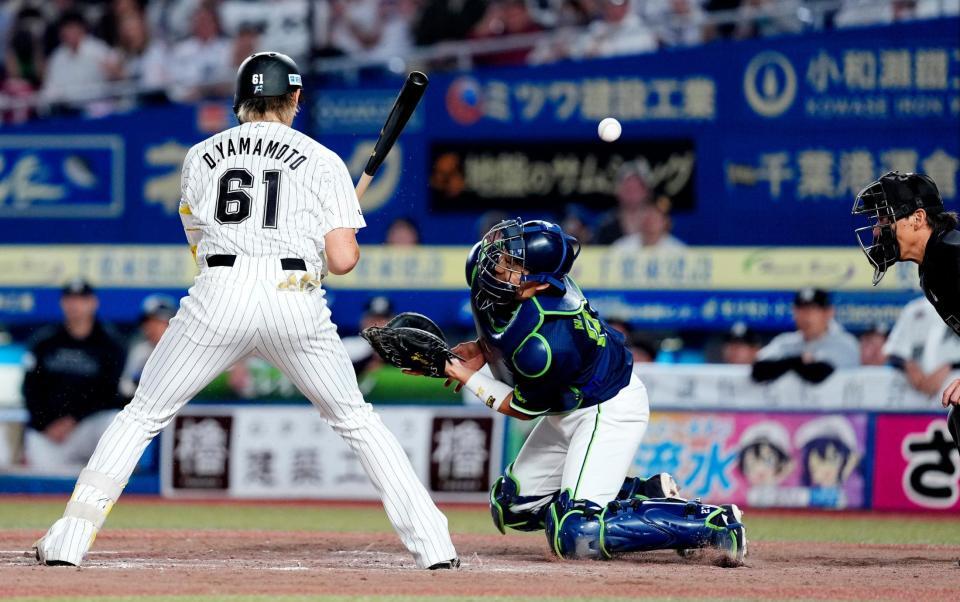 　９回、打者山本のとき、大西の暴投を捕手中村悠が捕球できず、サヨナラの生還を許す