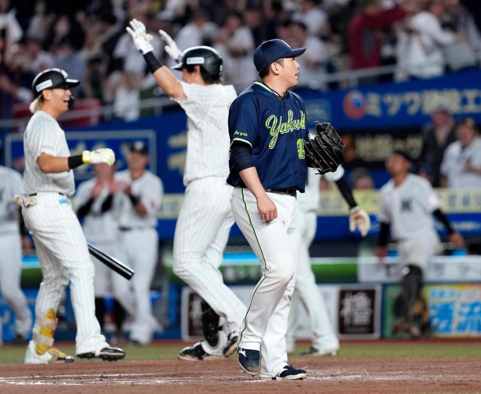 　９回、暴投でサヨナラ負けを喫した大西