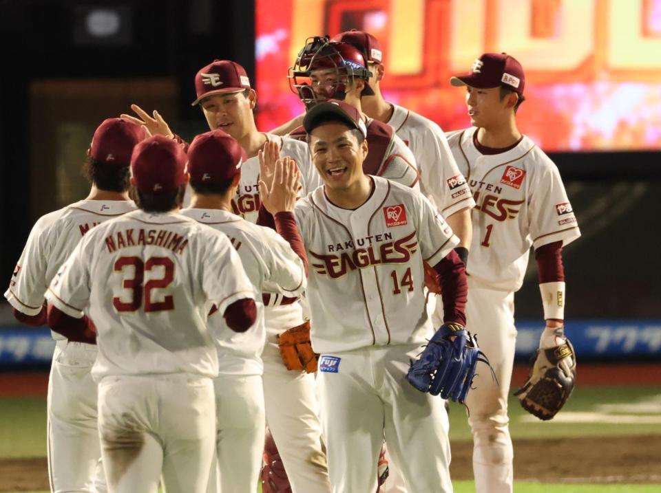 　笑顔でナインとタッチする則本（撮影・金田祐二）