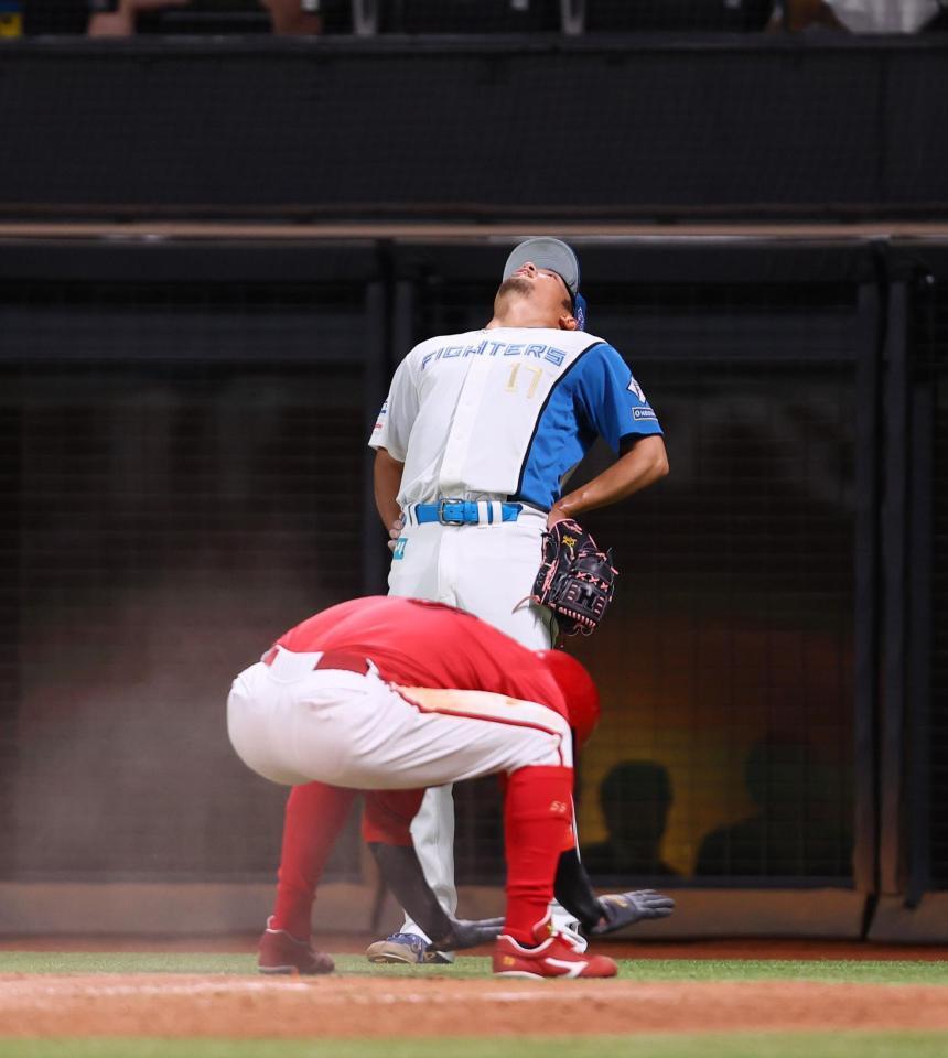 　５回、犠飛で追加点を許し、天を仰ぐ伊藤（手前は生還した大盛）＝撮影・中島達哉