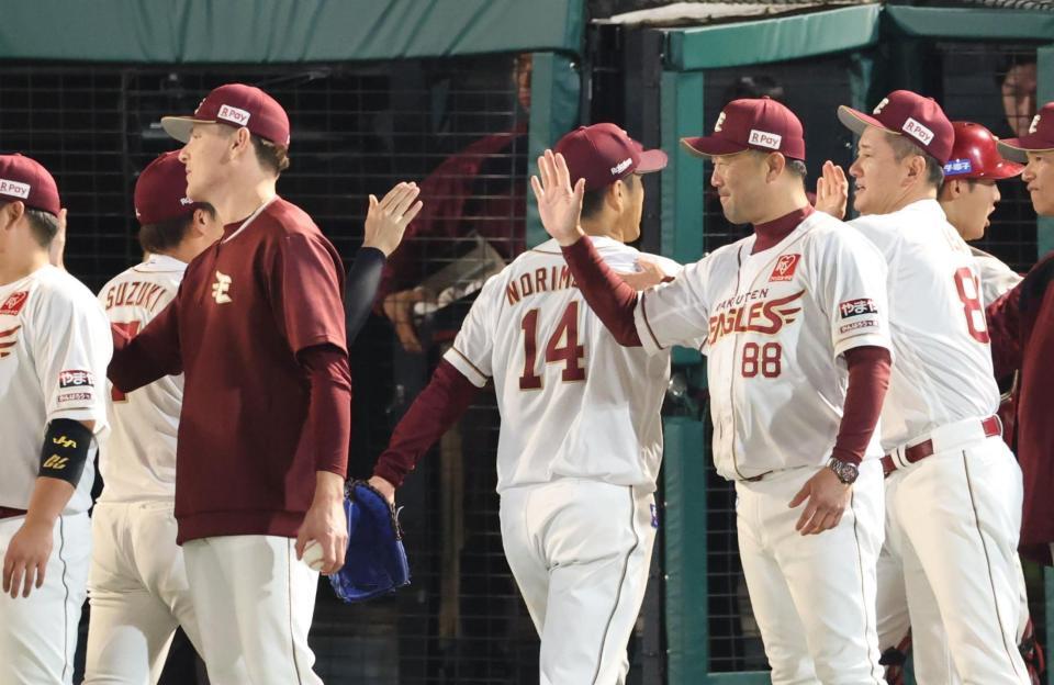 　ナインを迎える三木監督（撮影・金田祐二）