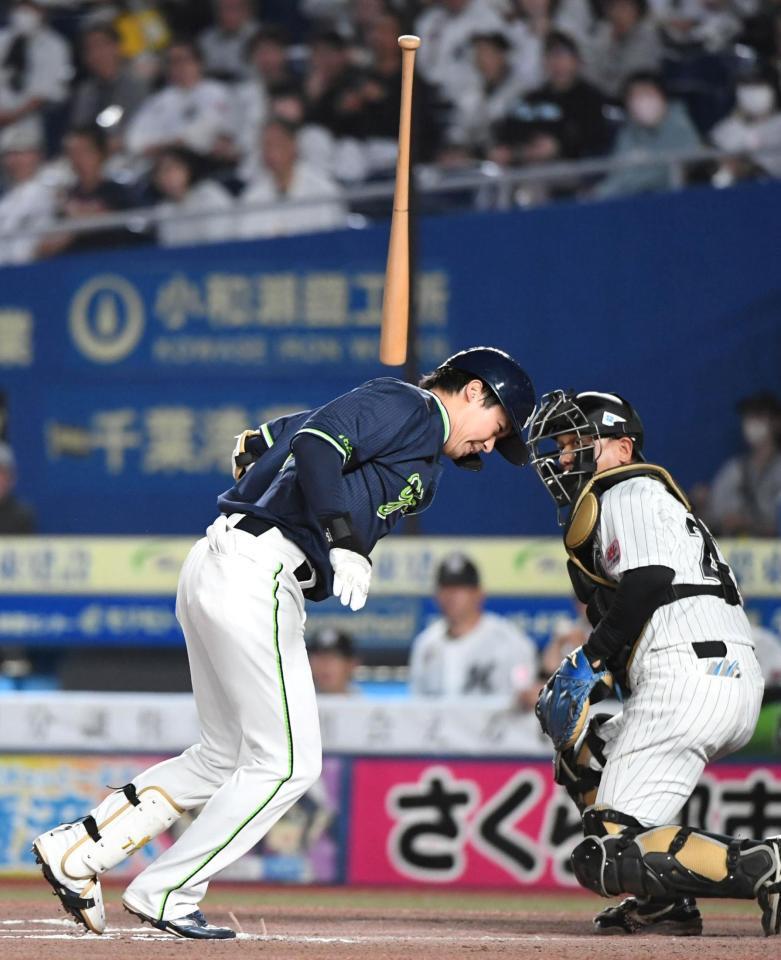 　６回、山田は背中に死球を受ける（撮影・佐藤厚）